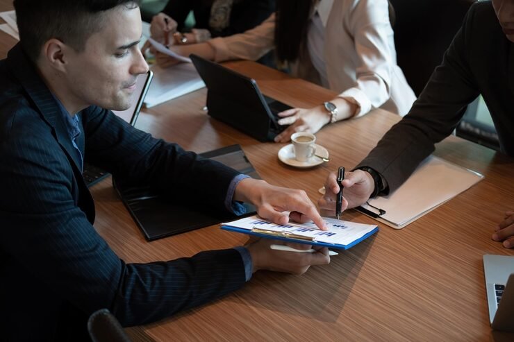 people-working-table_1048944-30162502 people-working-table_1048944-30162502